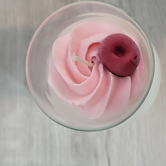 Pina Colada Daiquiri Candle with whipcream & cherry - Picture 3 of 5